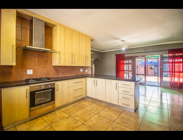 6 BEDROOM HOUSE RENTED IN RUITERSHOOGTE